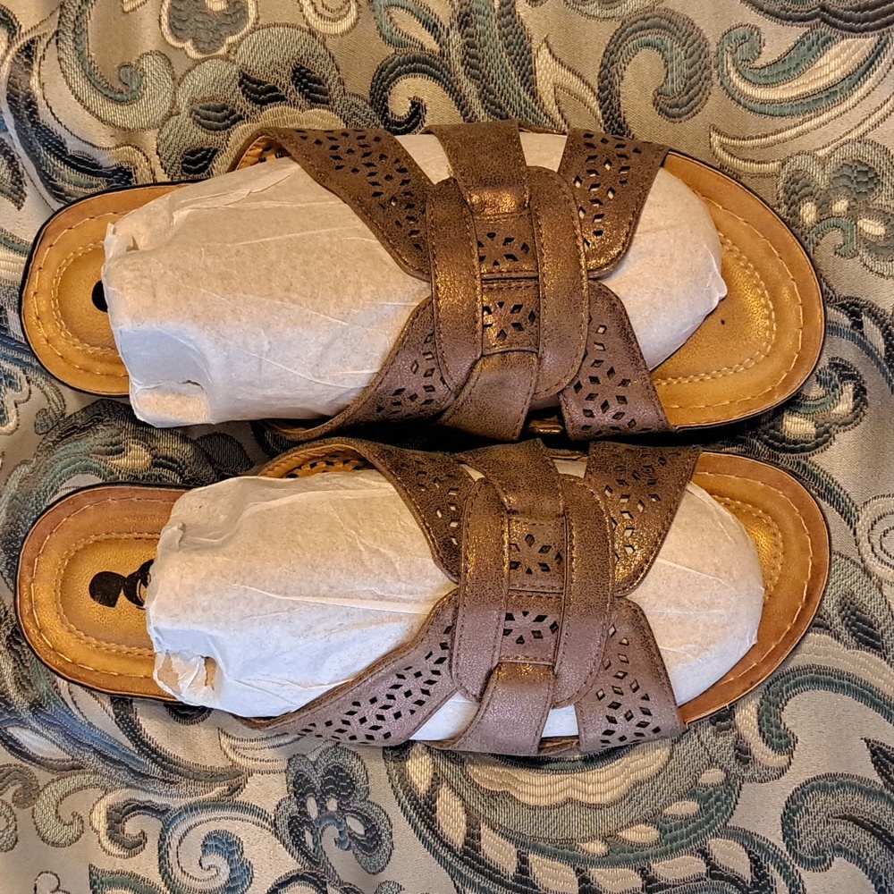 GC womens size 40 (9.5) wedge sandals